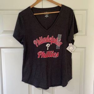 Phillies women’s v-neck T-shirt Large - NWT